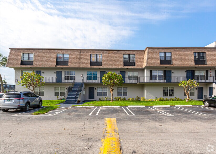 More Photos Of 3901 36th Ct, West Palm Beach Apartments For Sale