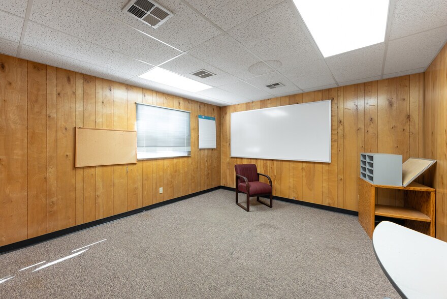 More Photos Of 2665 Glendale Valley Rd, Glendale Office For Sale