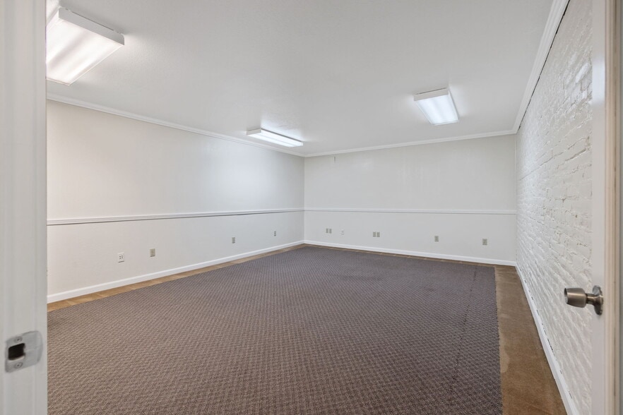 More Photos Of 143 E Tulare Ave, Tulare Storefront For Sale