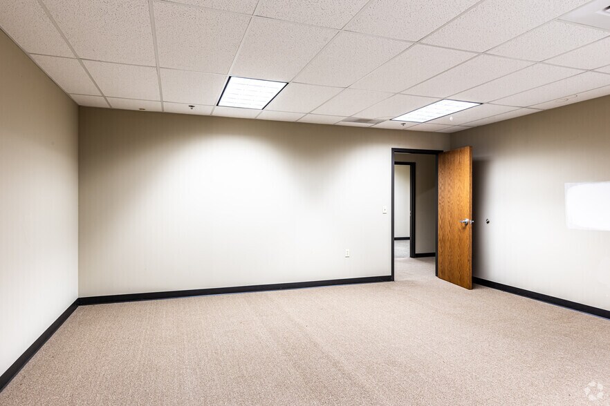 More Photos Of 1131 SW Winding Rd, Topeka Office For Sale