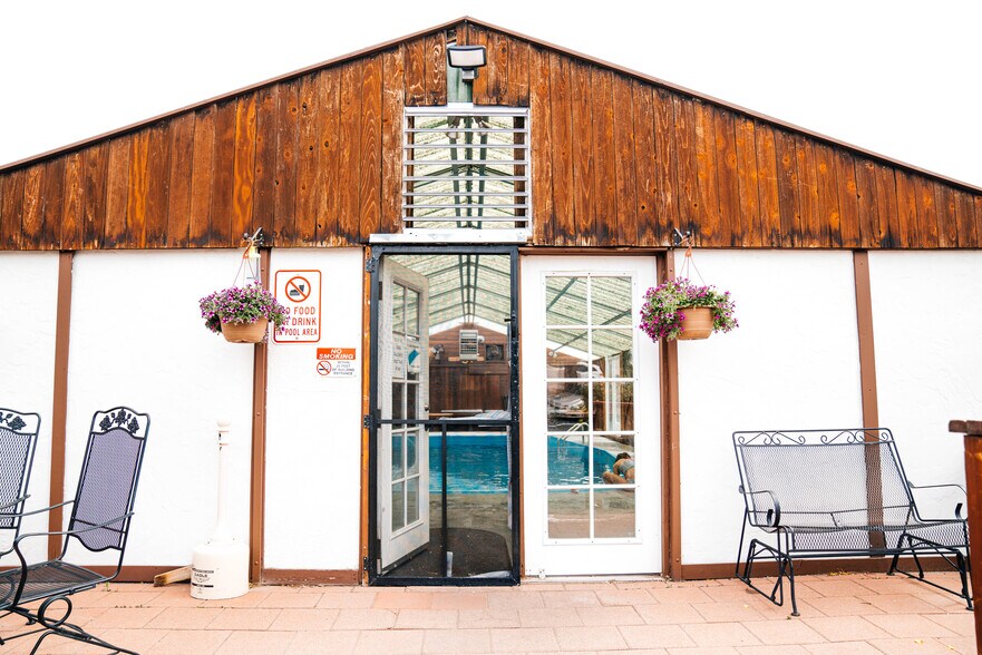 More Photos Of 525 W Rainbow Blvd, Salida Hotel For Sale
