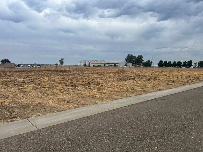 More Photos Of 127 Heron Way, Merced Warehouse For Lease