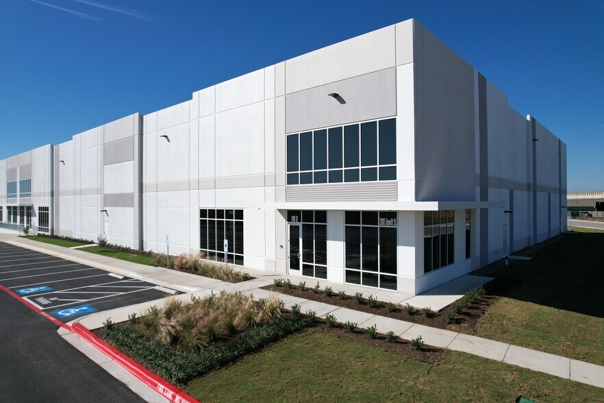 More Photos Of 2605 Dewitt St, Lockhart Distribution For Lease