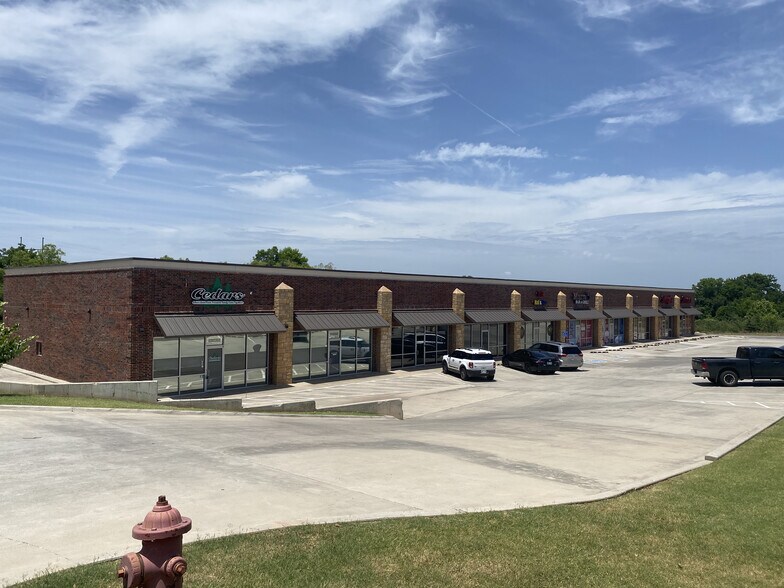 More Photos Of 501 S Harrah Rd, Harrah Storefront For Lease