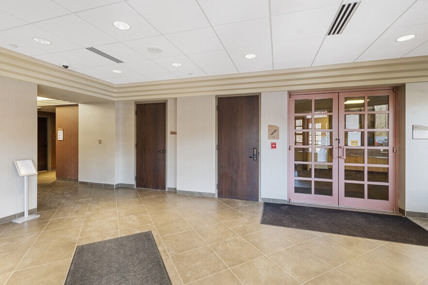 More Photos Of 555 W Crosstown Pky, Kalamazoo Office For Lease
