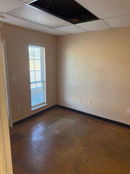 More Photos Of 23061-23065 Tx-46 Hwy, Bulverde Self Storage For Lease