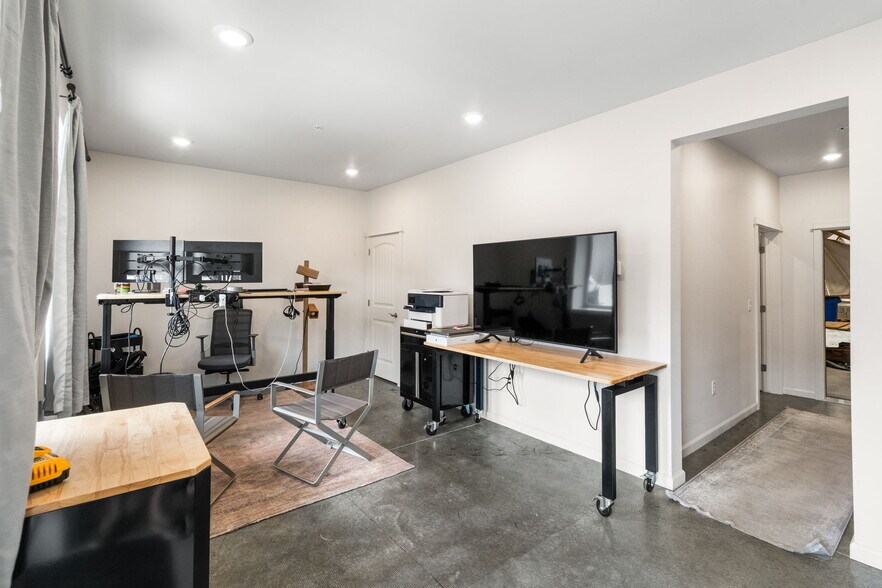 More Photos Of 209 Yukon Ln, Belgrade Warehouse For Lease