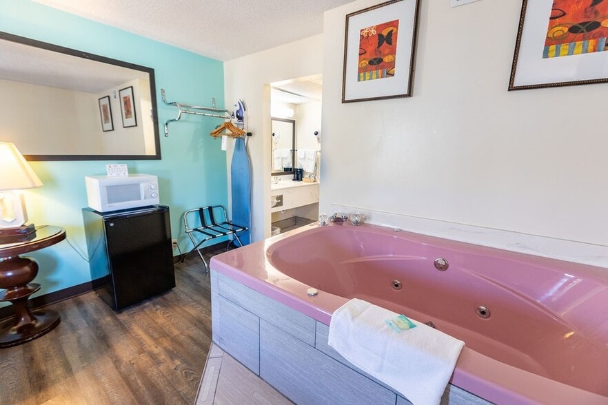 More Photos Of 2490 Green Mountain Dr, Branson Hotel For Sale