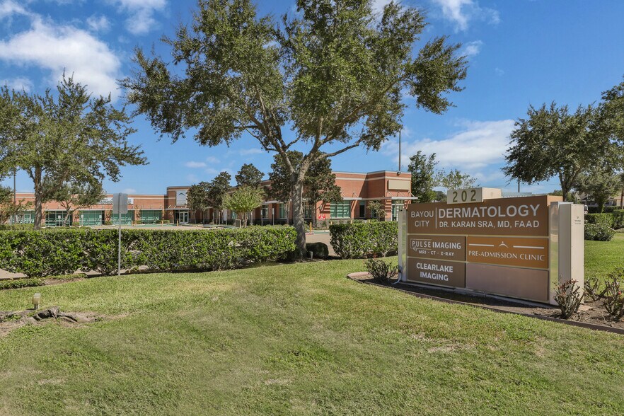 More Photos Of 202 N Texas Ave, Webster Medical For Lease