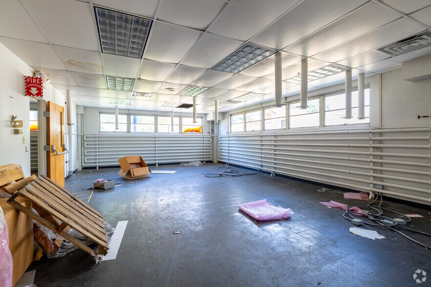 More Photos Of 707 E B St, Belleville Warehouse For Sale