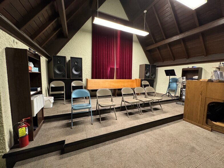More Photos Of 210 5th Ave NW, Mandan Specialty For Sale