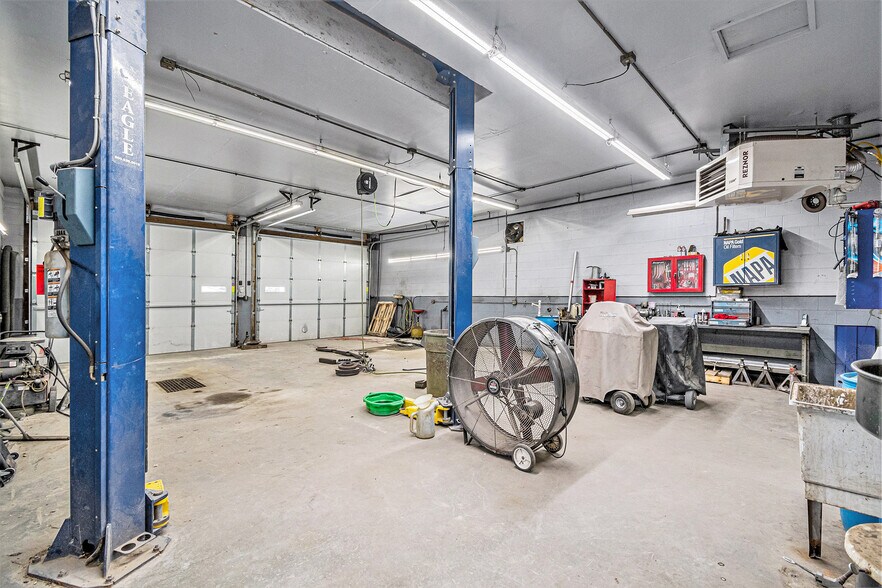 More Photos Of 1023 N 16th St, Council Bluffs Auto Repair For Sale