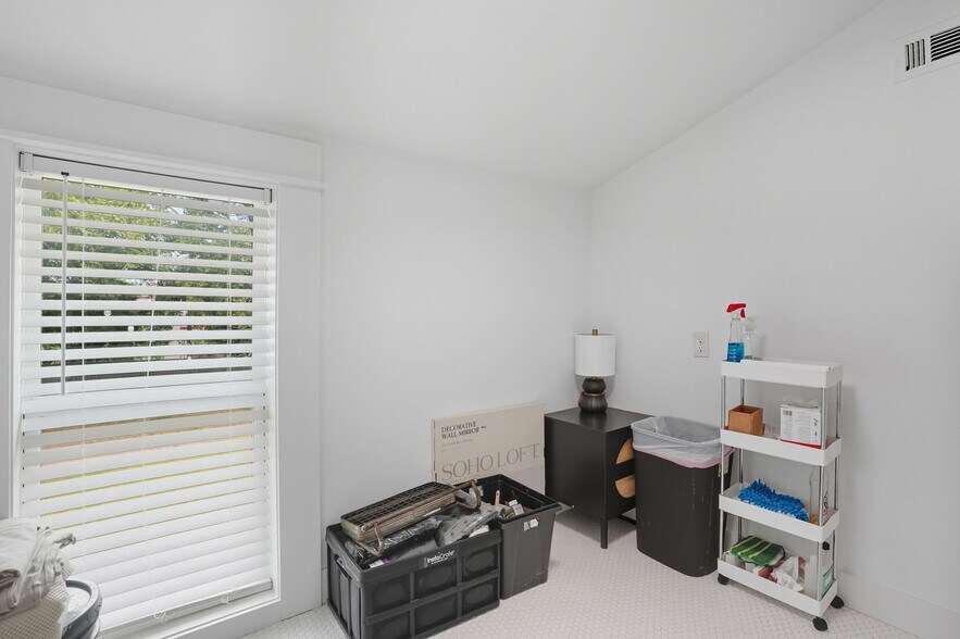 More Photos Of 924 S Main St, Broken Arrow Showroom For Sale