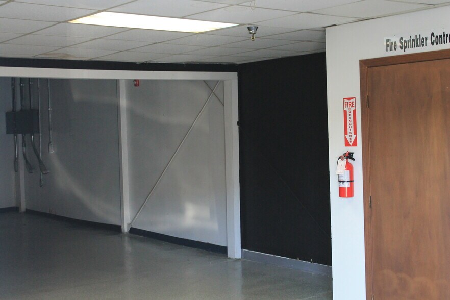 More Photos Of 11503 Strang Line Rd, Olathe Warehouse For Lease