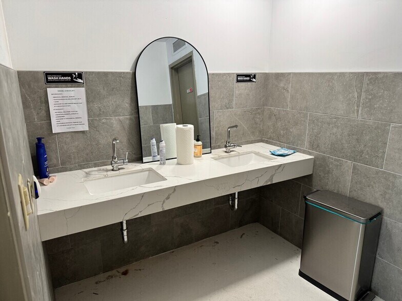 More Photos Of 515 N Sycamore St, Santa Ana Office For Lease
