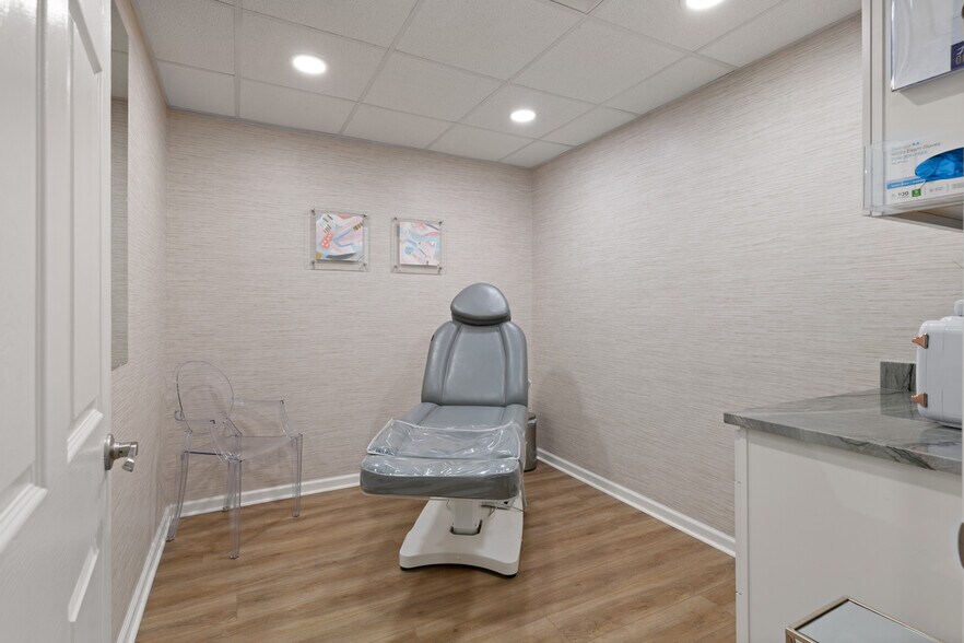 More Photos Of 100-126 Island Professional Park, Saint Simons Island Office For Sale