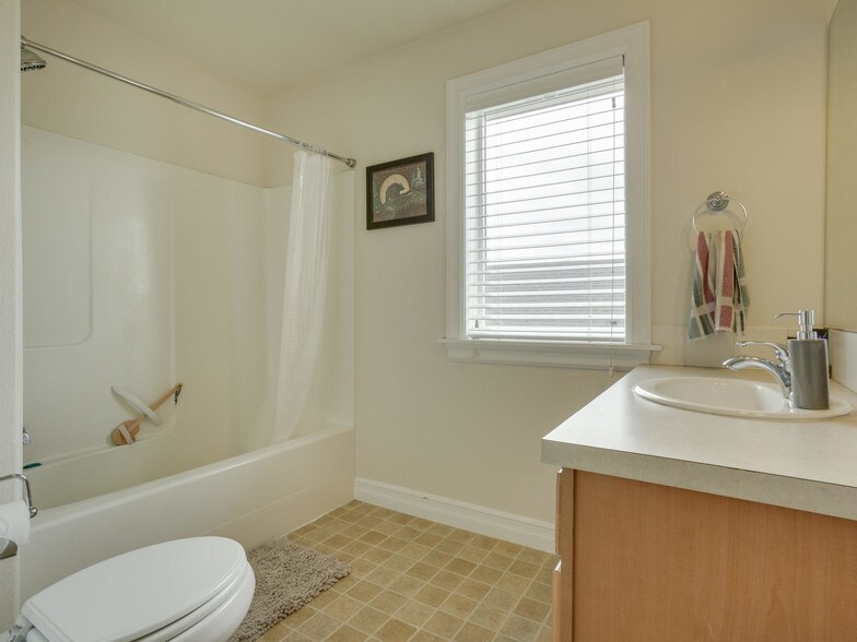 More Photos Of 1647 NE Market Dr, Fairview Apartments For Sale