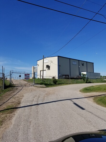 More Photos Of 300 E Brazos St, Freeport Warehouse For Sale
