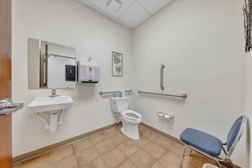 More Photos Of 2408 Electric Rd, Roanoke Medical For Lease