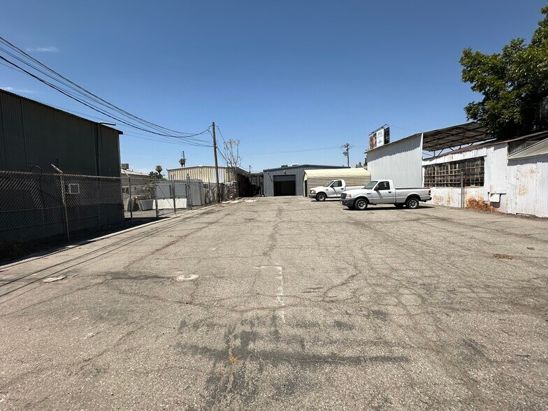 More Photos Of 915 34th St, Bakersfield Warehouse For Lease