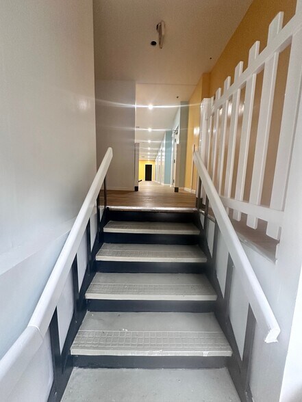 More Photos Of 1143-1147 47th Ave, Long Island City Showroom For Lease