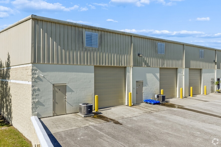 More Photos Of 11210 E Phillips Industrial Blvd, Jacksonville Warehouse For Lease