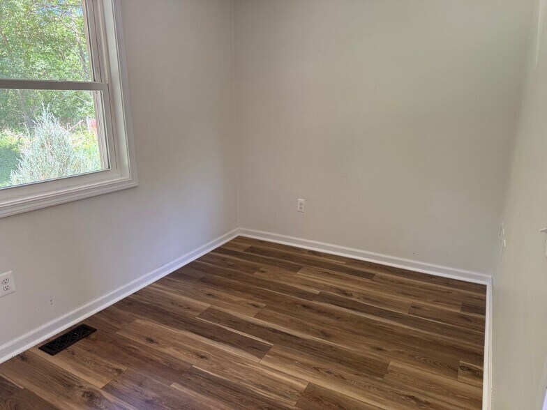 More Photos Of 8864 Whitmore Lake Rd, Brighton Office Residential For Lease