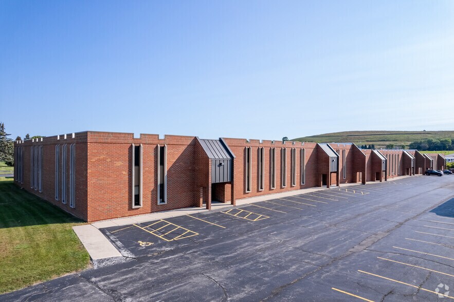More Photos Of W141N9294-W141N9316 Fountain Blvd, Menomonee Falls Warehouse For Lease