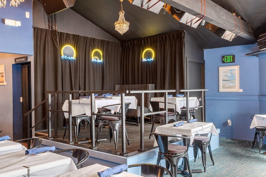 More Photos Of 193A Commercial St, Provincetown Bar For Sale