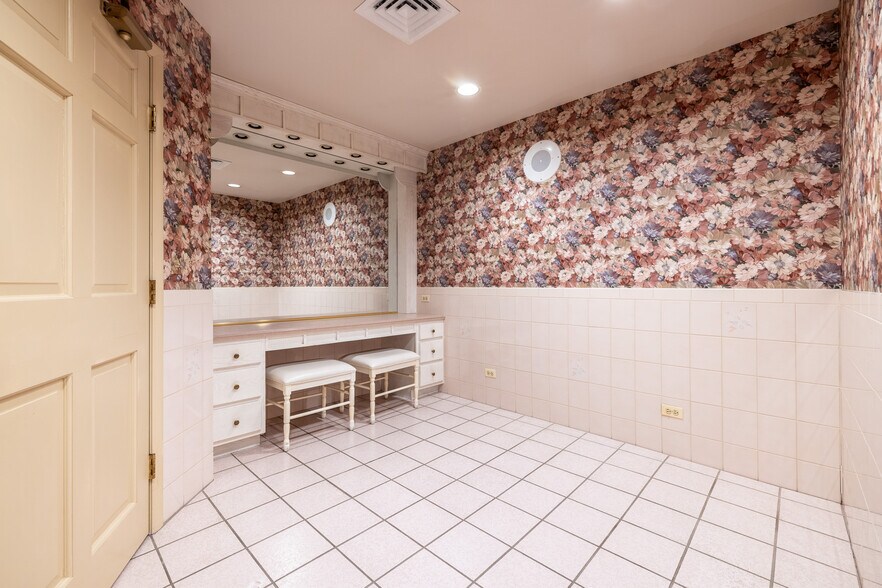 More Photos Of 12 N Pistakee Lake Rd, Fox Lake Freestanding For Lease