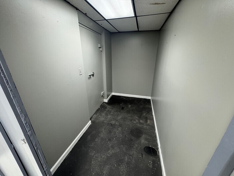 More Photos Of 132 Main St, Southington Bank For Lease