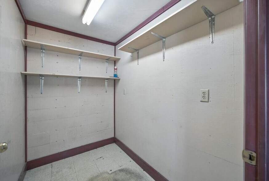 More Photos Of 136 Lake St, Penn Yan Freestanding For Lease