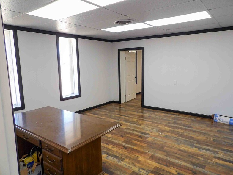 More Photos Of 400 E Jack Choate Ave, Hennessey Office For Sale