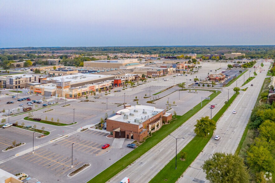 More Photos Of 15875 W Bluemound Rd, Brookfield General Retail For Lease