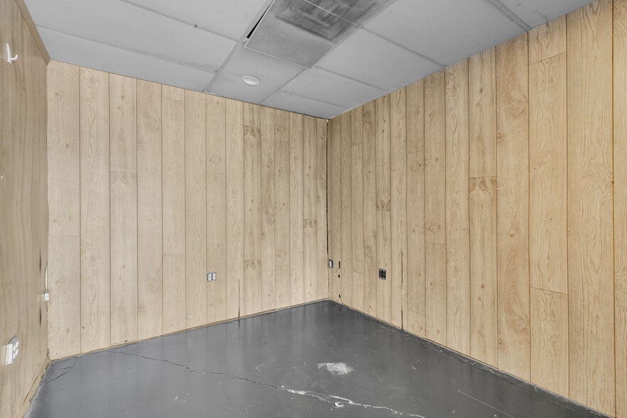 More Photos Of 904 N Main St, Anderson Auto Repair For Sale