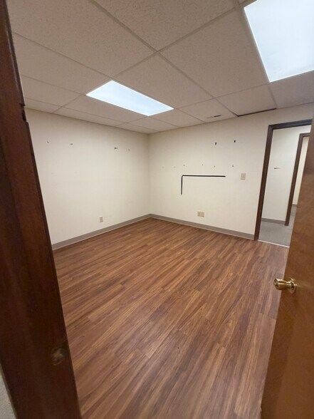 More Photos Of 1030 W 17th St, Bloomington Flex For Sale