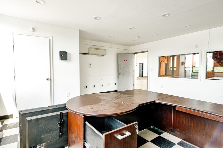 More Photos Of 2 Aspen Pl, Passaic Showroom For Lease