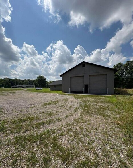 More Photos Of 7837 IL-37, Benton Light Distribution For Sale