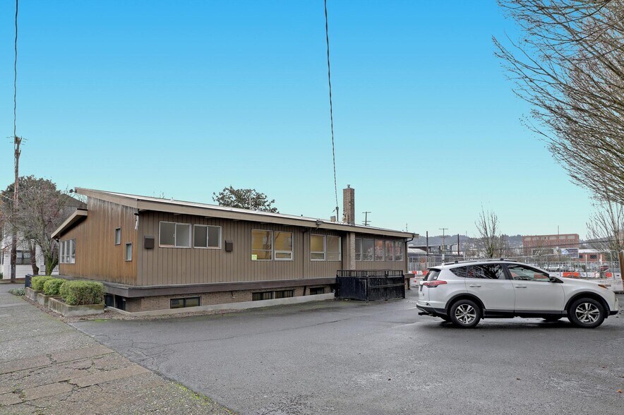 More Photos Of 1221 SE Madison St, Portland Office For Sale