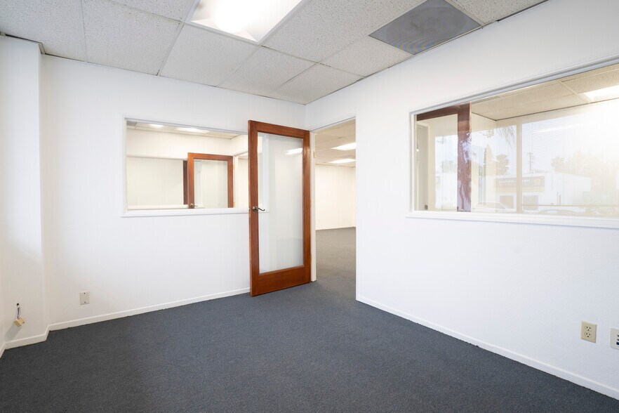 More Photos Of 5435 Cahuenga Blvd, North Hollywood Office For Sale