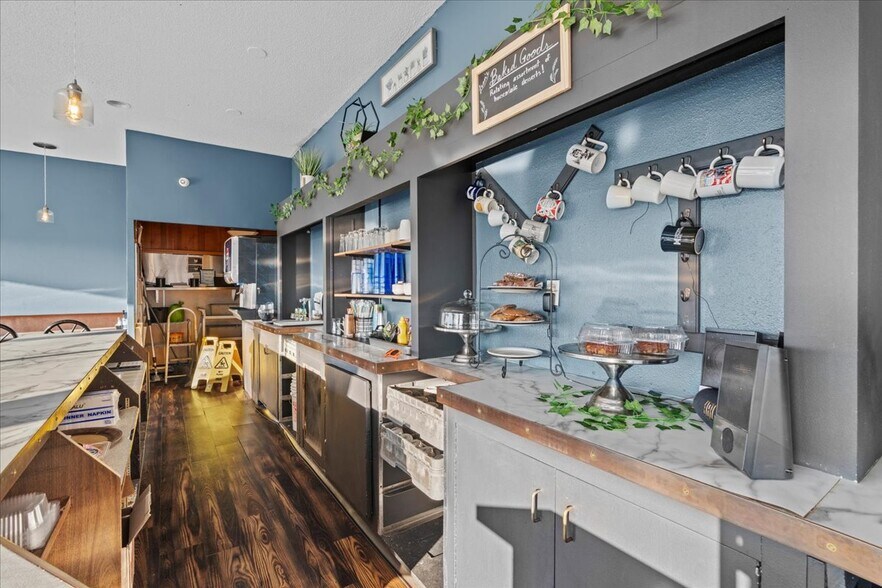 More Photos Of 535 S Columbia River Hwy, Saint Helens General Retail For Lease