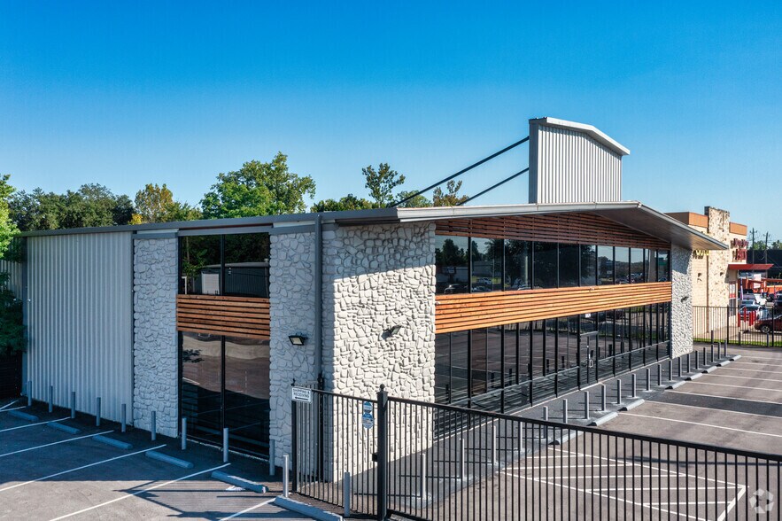 Primary Photo Of 10034 North Fwy, Houston Warehouse For Sale