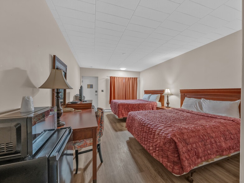 More Photos Of 2889 Howard Av, Windsor Hotel For Sale