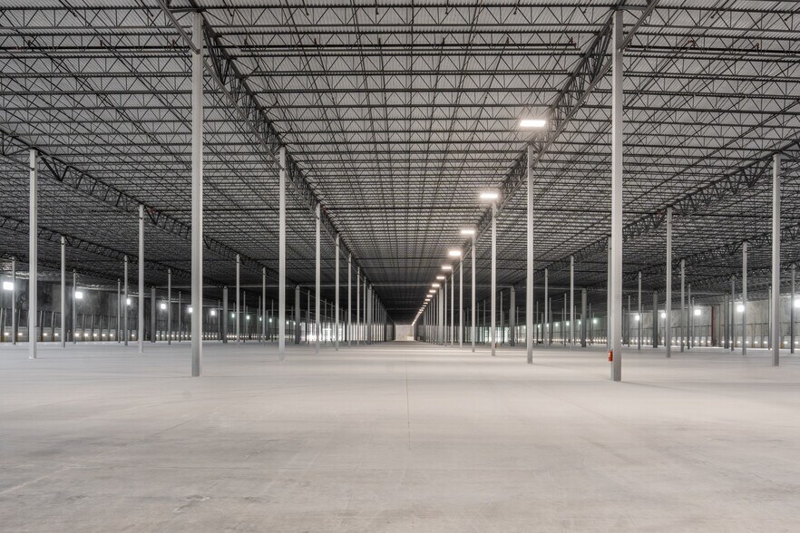 More Photos Of 5001 Crossroads Pky, Fort Pierce Warehouse For Lease