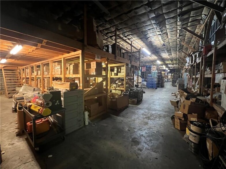 More Photos Of 657 Northgate Cir, New Castle Warehouse For Sale