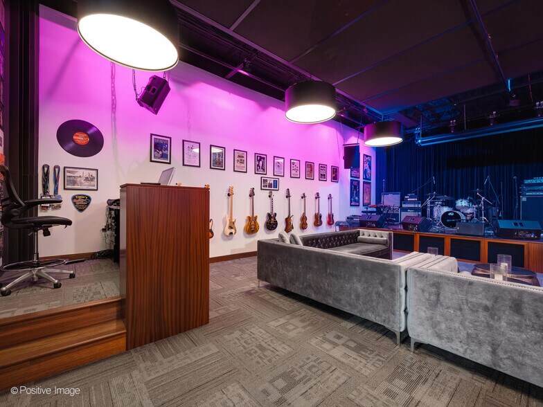 More Photos Of 610-642 Anthony Trl, Northbrook Light Distribution For Sale