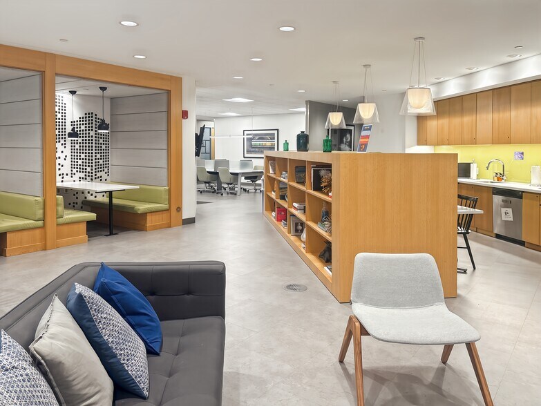 More Photos Of 10 N Martingale Rd, Schaumburg Coworking Space