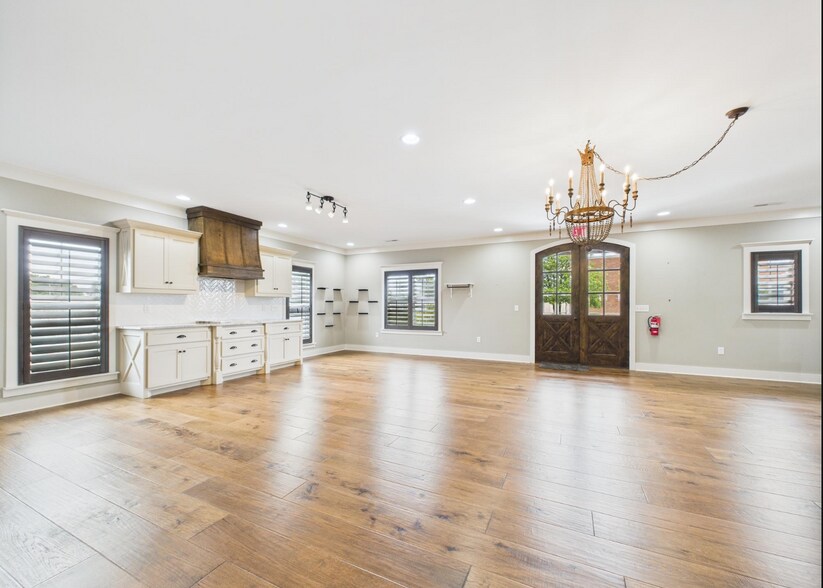 More Photos Of 102 Kimberly Ave, Muscle Shoals Office For Sale
