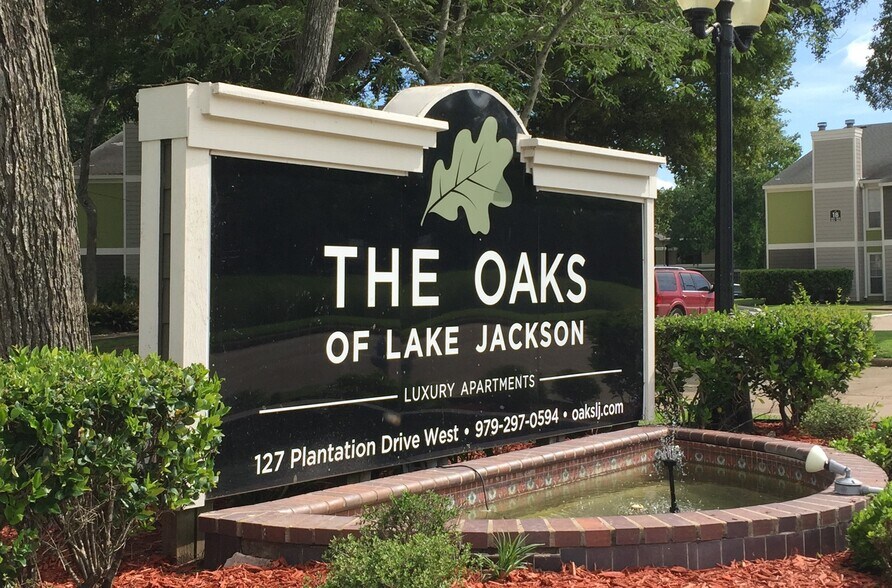 Primary Photo Of 127 W Plantation Dr, Lake Jackson Apartments For Sale