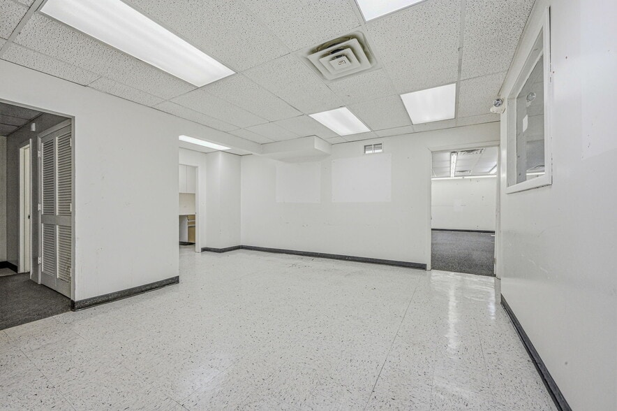 More Photos Of 1A Trolley Sq, Wilmington Storefront For Lease